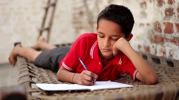 小学学生在家学习贫困家庭小孩写作业疲倦不