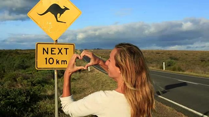 女人爱在澳大利亚的公路旅行