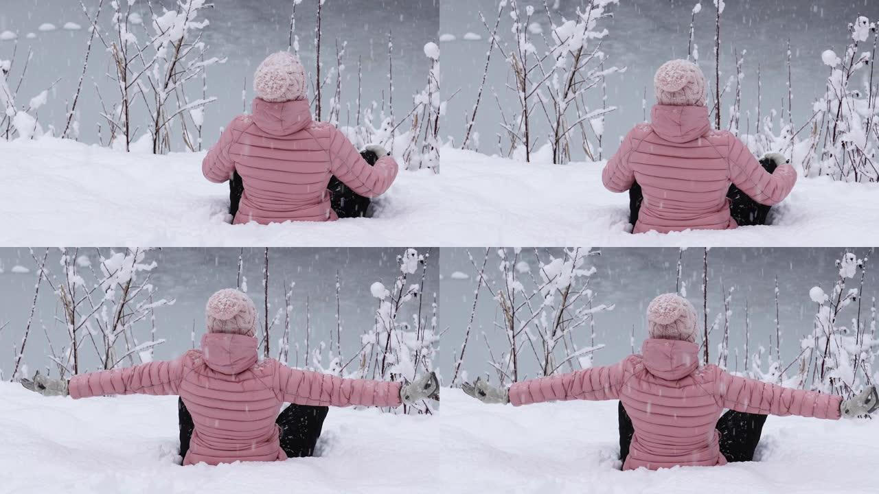 女人看着雪花落在白雪皑皑的森林里