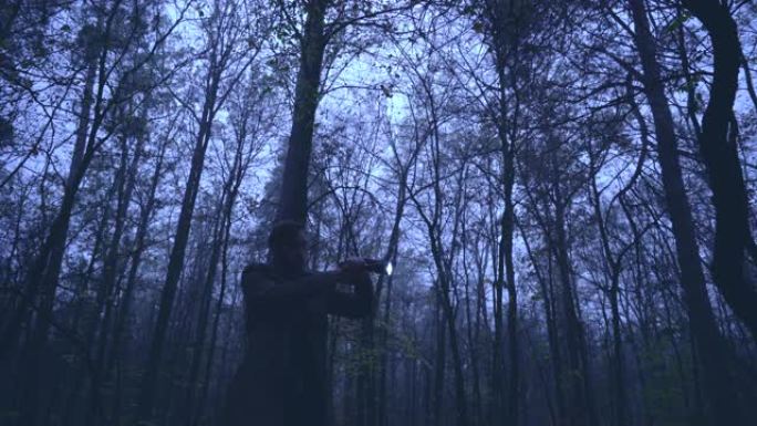 无畏侦探用手电筒和枪行走夜森林，调查