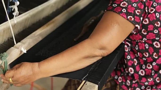 泰国Chaiyaphum的泰国妇女在家里编织。