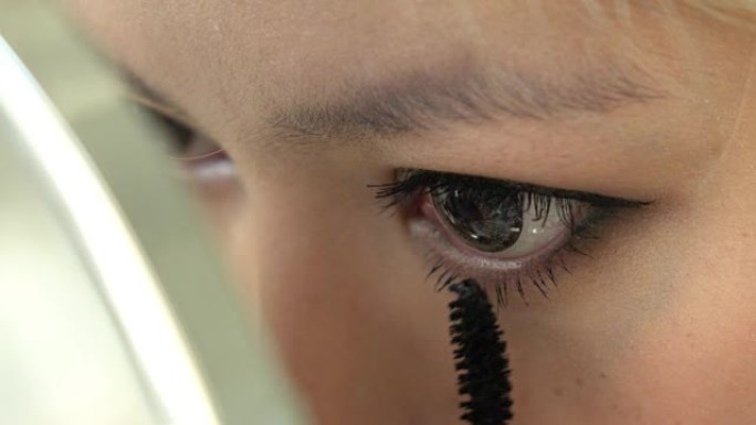 女人使用睫毛膏眼部化妆美容