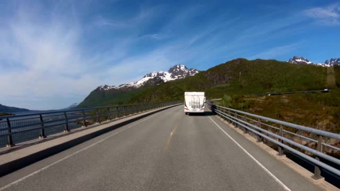 驾驶汽车VR大篷车在高速公路上行驶的车辆视点。旅游度假和旅游。美丽的自然挪威自然景观。