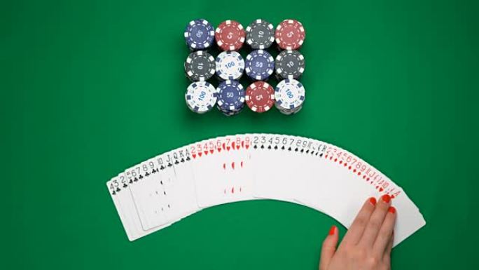 扑克玩家扇在桌子上的扑克牌，赌博，经销商洗牌