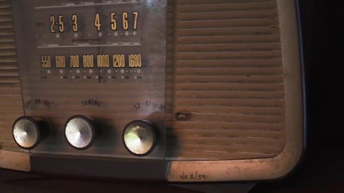 便携式棕色复古收音机