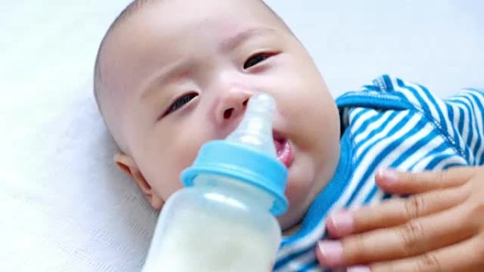 婴儿喝牛奶宝宝喝奶拍打