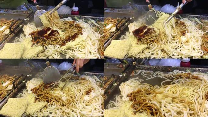 韩国首尔明洞街美食大锅中的Yakisoba。