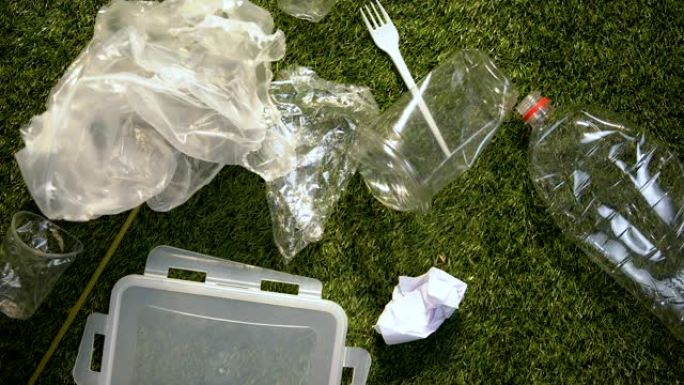 手扔塑料杯靠近其他垃圾，不负责任的行为，污染