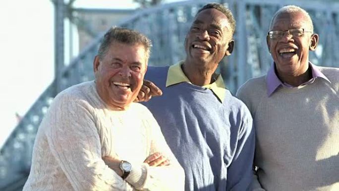 三个老人在户外聊天，大笑