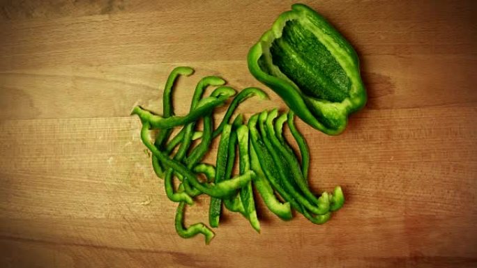 青椒。在厨房桌子上移动蔬菜