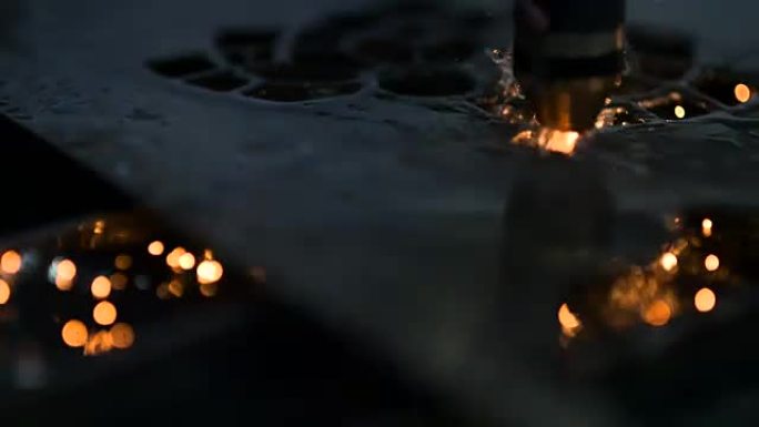 等离子激光切割带火花的金属板