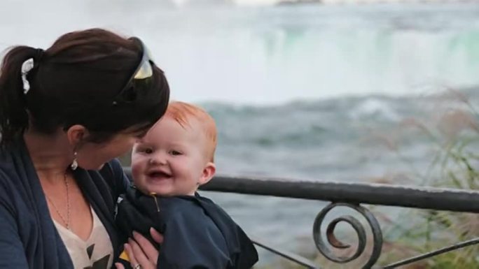 尼亚加拉大瀑布的母亲和男婴