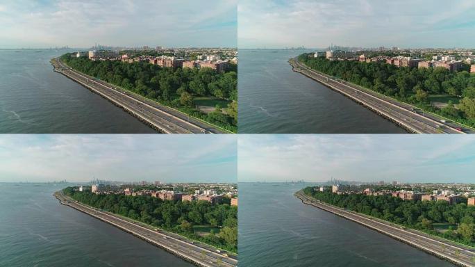 美国纽约布鲁克林、哈德逊河和贝尔特公园路上空向曼哈顿的风景鸟瞰图