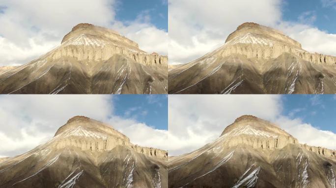 空中无人机拍摄了布克悬崖 (地质构造) 和山的条纹，侵蚀的砂岩悬崖和Hoodoos。在下雪，部分阴天