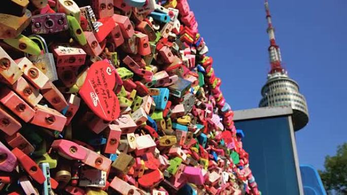 韩国首尔南山塔的围栏上有大量锁着的万能钥匙。