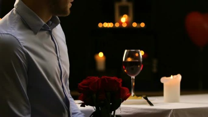失望的人吹蜡烛，将花束放在桌子上，然后离开咖啡馆