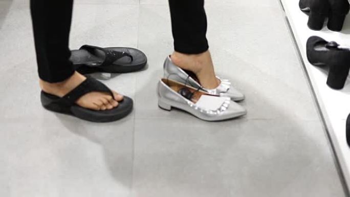 女人在商店试鞋尝试搭配国外试衣间穿鞋挑选