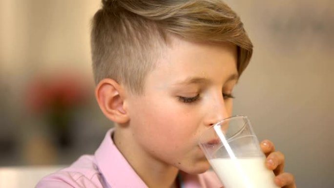 男孩子喝牛奶饮料特写，早晨营养，保健，乳糖