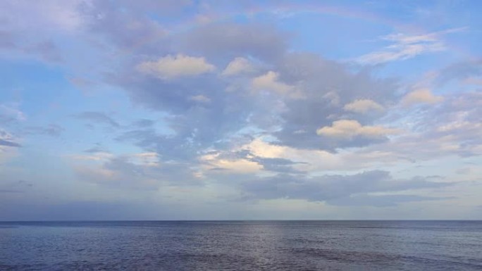 4K: 美丽的云朵在海上飞天