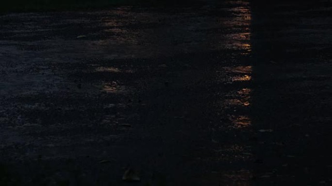 道路上多雨的黑夜道路上多雨的黑夜下雨