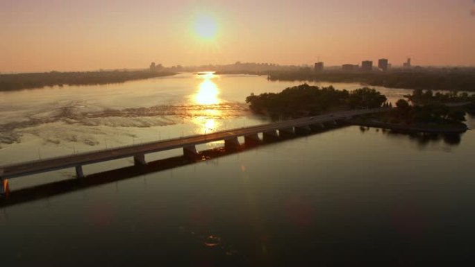 在尚普兰大桥和渥太华河上朝着早晨的太阳飞行