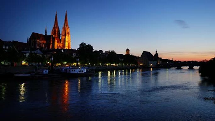 雷根斯堡老城和蓝色时刻的多瑙河