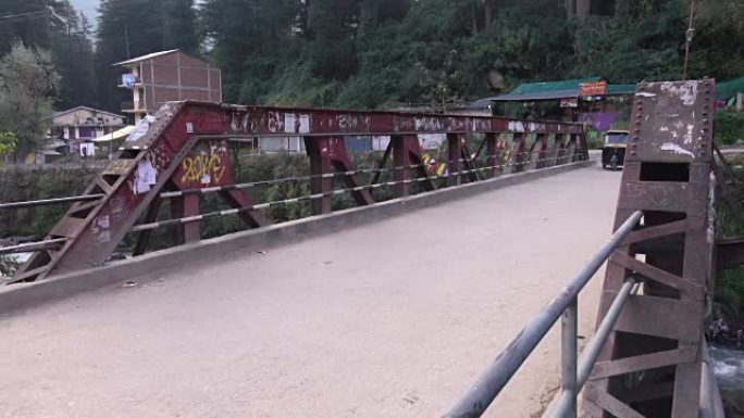 人力车骑过桥到印度喜马偕尔邦老马纳利
