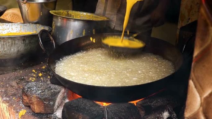 印度街头美食。Boondi或Bundiya是一种印度甜点，由加糖的油炸鹰嘴豆粉制成。非常甜，只能保存