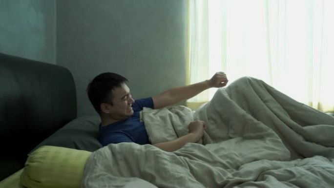 男人早上醒来。