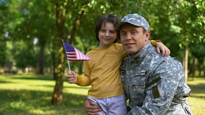 美国国旗男孩拥抱父亲军装，独立日，荣誉