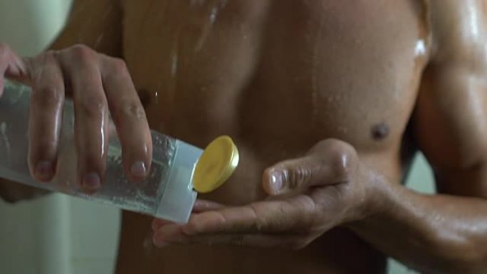 男人洗澡时用沐浴露，男性卫生用品，浴室