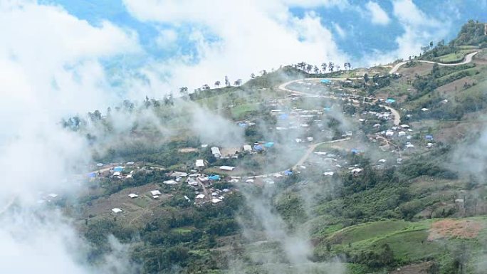 雾在泰国Phu Thap Book的高地上流动