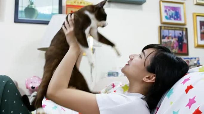 亚洲女孩在家抱着她的猫