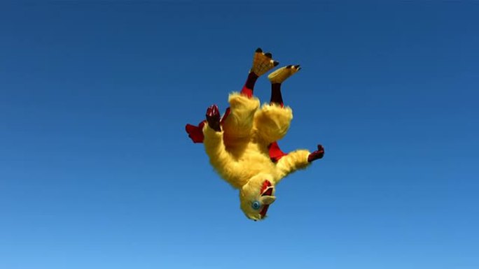 鸡后空翻，慢动作穿着黄色衣服练习翻转