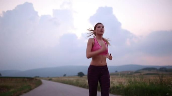 健康的女人跑得很快