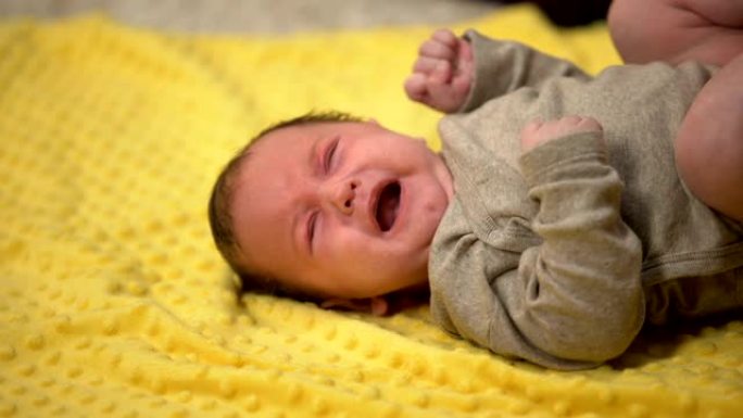 初生婴儿躺着哭闹患腹部绞痛，出现牙齿