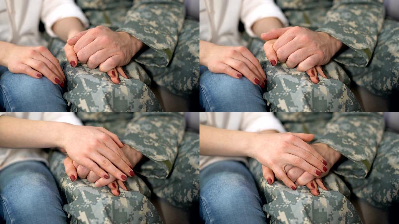 男兵牵着女友的手，告别军旅前的爱情