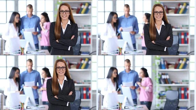 高清年轻商人在现代工作场所做演讲