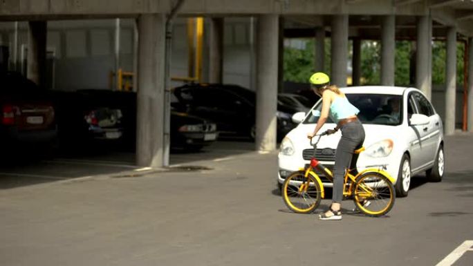 细心的驾驶员在少年骑自行车，交通法之前猛踩刹车