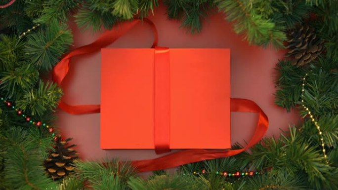 红丝带解开和礼品盒，带木制圣诞玩具开口、装饰
