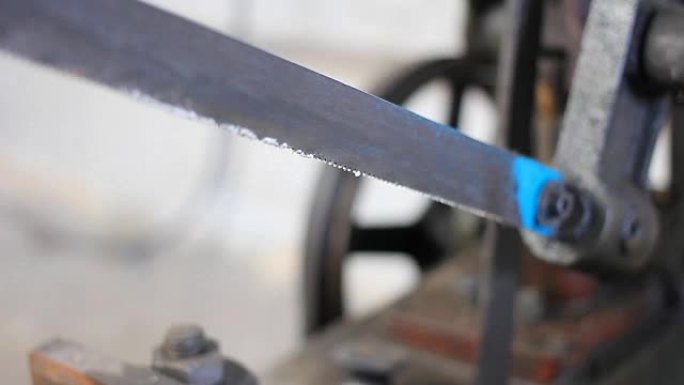 高清多莉: 钢锯锯齿切割机设备