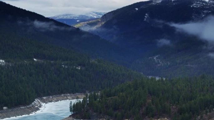 蒙大拿州库卡努萨湖陡峭的山谷-无人机射击