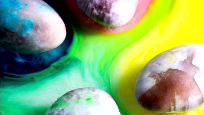 五颜六色的融化糖果漂浮在太空中