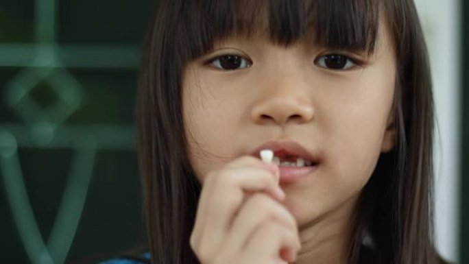 亚洲小女孩失去了乳牙
