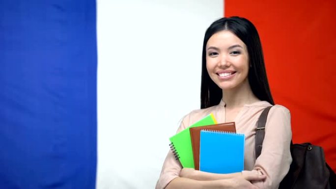 女学生手持反对法国国旗的字帖，国际教育