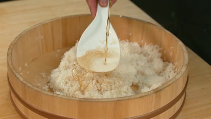 慢动作将酱油倒入大米中。