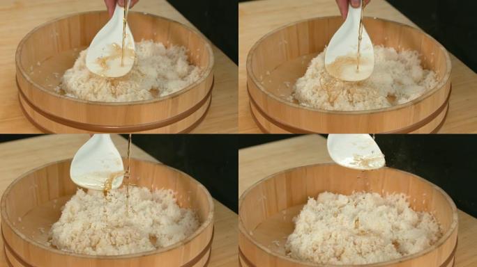 慢动作将酱油倒入大米中。