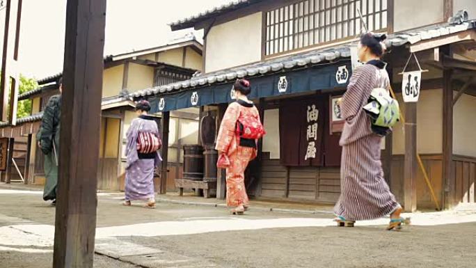 在江户时代的日本村庄中穿着传统服装的多代家庭