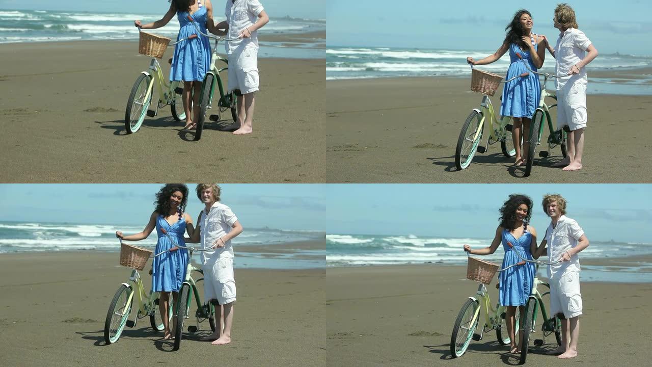 在海滩上骑自行车的夫妇肖像