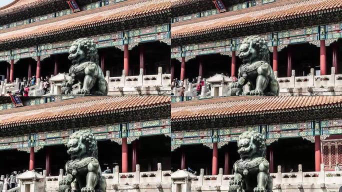 拥挤的游客在紫禁城游荡，中国北京